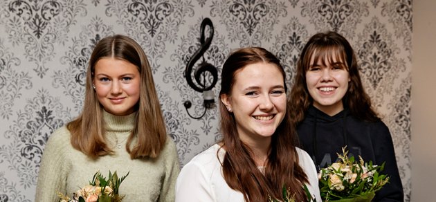 Östnylands lucia 2022 Olivia Halttunen ( i mitten) med tärnorna. Veronica Lindberg (t v) och Wilma Byman.