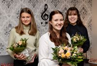 Östnylands lucia 2022 Olivia Halttunen ( i mitten) med tärnorna. Veronica Lindberg (t v) och Wilma Byman.