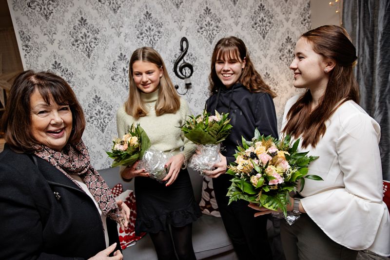 Ulrike Hjelt-Hansson önskar trion Veronica Lindberg, Wilma Byman och Olivia Halttunen lycka till i sitt luciauppdrag.