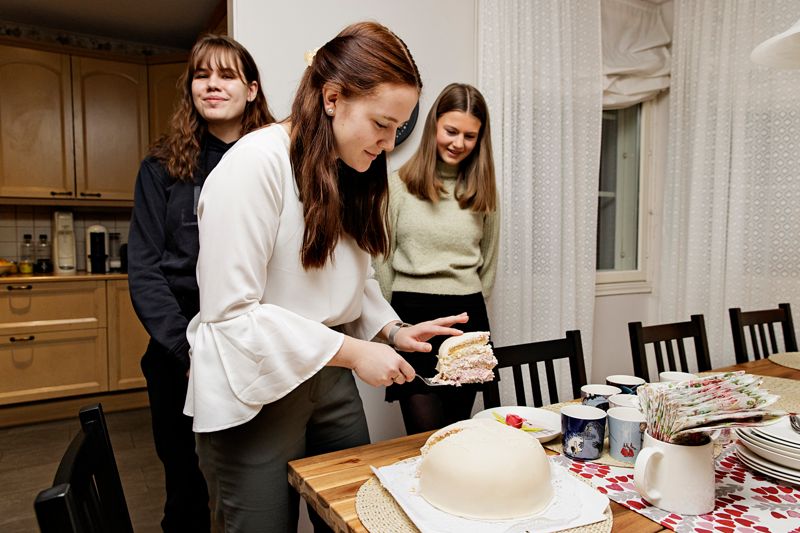 Wilma Byman, Olivia Halttunen och Veronica Lindberg tar sig an den traditionella luciatårtan från Café Cabriole.