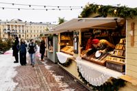 Tomasmarknaden är tillbaka på Senatstorget och håller öppet varje dag fram till 22 december. Till höger Kaisu Kulmala från Gopala som gör och säljer hemgjorda sötsaker.