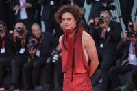 Timothée Chalamet poserar för fotografer på filmfestivalen i Venedig 2022.