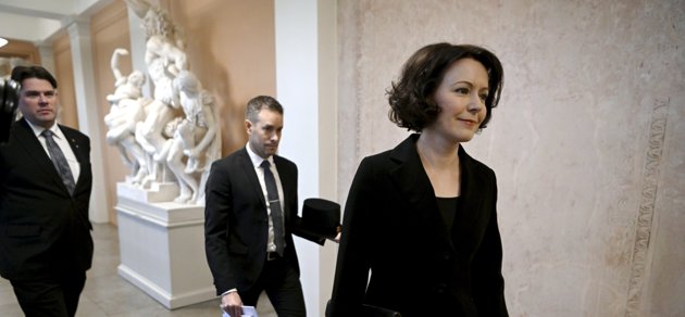 Jenni Haukio inför disputationen vis Helsingfors universitet 2.12.2022. Bakom henne till höger opponenten Kim Strandberg, professor vid Åbo Akademi.