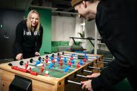 Ett bra kontor ska ha platser för umgänge som inte har direkt med jobbet att göra, tycker Anne Tulonen-Ruikka och Jukka Auer. Som det här fotbollsspelet.