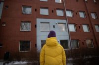 Linda saknar gemenskapen med de andra barnfamiljerna i ett av Hekas hyreshus där hennes familj bodde i flera år, men till slut tvingades hon flytta ut. Några störande grannar förstörde vardagen för de övriga hyresgästerna, då de sålde droger, ordnade högljudda fester sent på kvällarna och hotade dem som klagade.