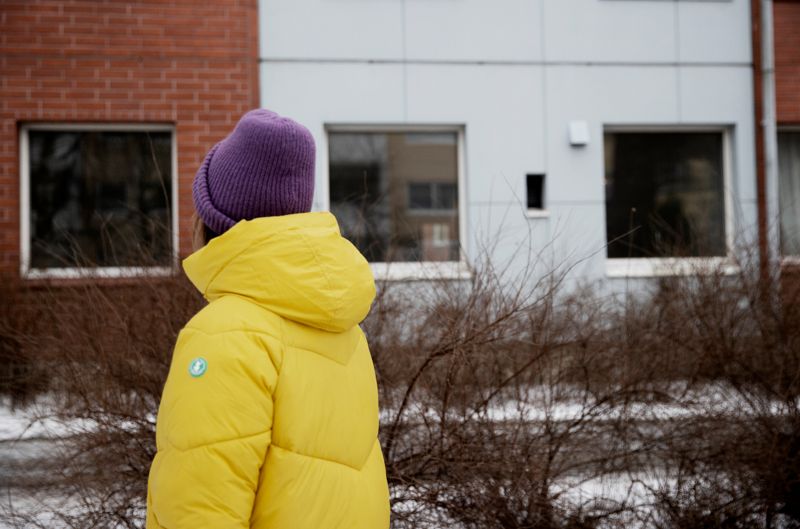 Linda har inte satt sin fot i sitt forna hyreshus sedan familjen flyttade ut. Samtidigt som hon är lättad över att slippa konfronteras med de grannar som hotade henne saknar hon gemenskapen med en del av mammorna i huset.
