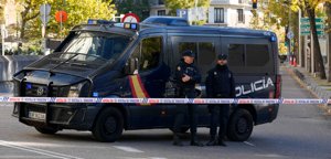 Poliser vaktar utanför USA:s ambassad i Madrid på torsdagen.