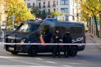 Poliser vaktar utanför USA:s ambassad i Madrid på torsdagen.