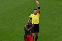 Tack och hej! Vincent Aboubakar fick sitt andra gula kort efter sitt vilda måljubel efter matchvinnaren mot Brasilien. Han tog det röda kortet lugnt.