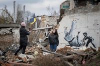 I november dök plötsligt väggmålningar av den brittiske gatukonstnären Banksy upp på olika platser i Ukraina. Målningen på bilden är inte den som stals i Hostomel. Arkivbild.