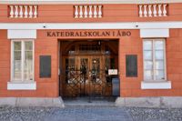 Katedralskolan i Åbo är bäst i kategorin stora skolor när nyhetsbyrån STT jämför studerandenas resultat i studentexamen med avgångsbetygen från grundskolan.