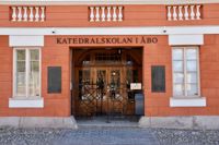 Katedralskolan i Åbo är bäst i kategorin stora skolor när nyhetsbyrån STT jämför studerandenas resultat i studentexamen med avgångsbetygen från grundskolan.