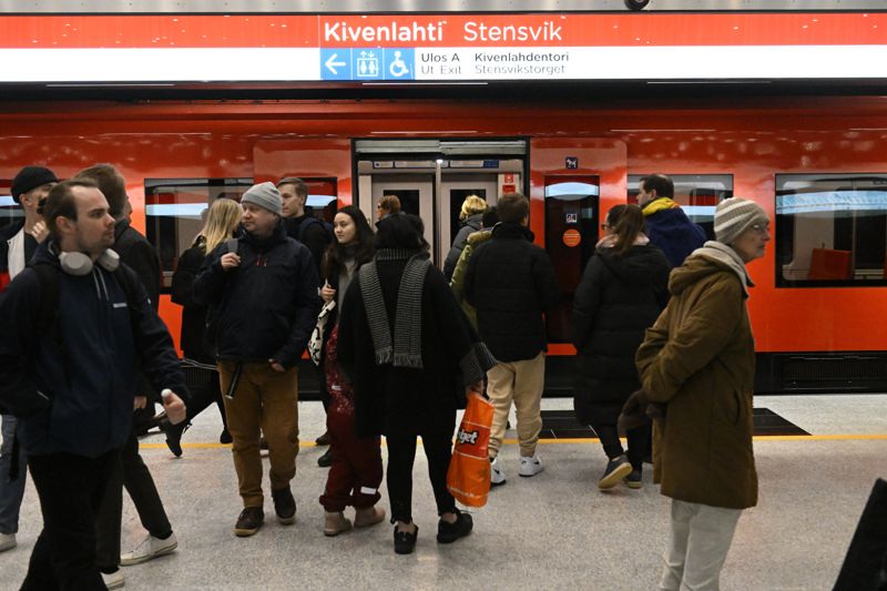 Under den första morgonturen var det trångt i tåget och också under dagen var en hel del nyfikna på metrolinjen som nu nått sin fulla längd västerut.