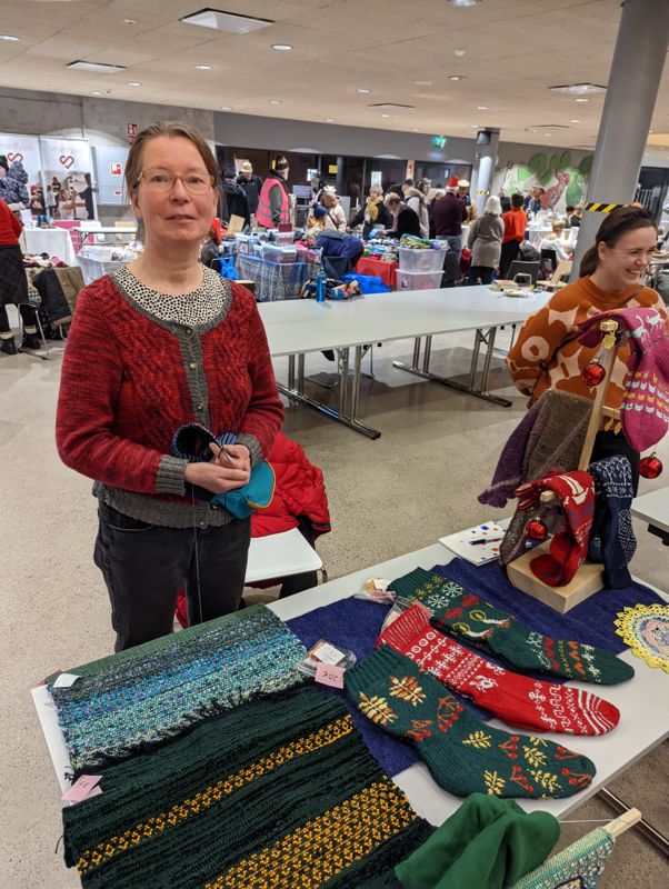 Elsa Peuranen designar sina egna stickade och vävda strumpor och mattor i olika storlekar.
