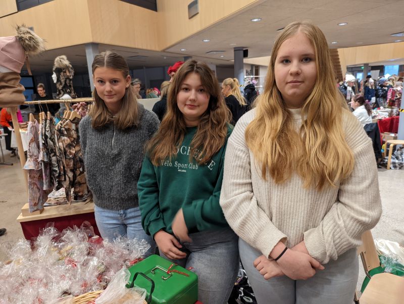 Sibbo Kakor Uf, eller Veronica Lindberg (ja, en av tärnorna i årets Östnylands lucia), Helene Erlund och Ada Lång, säljer hembakade saffransbullar, pepparkakor och jultårtor.