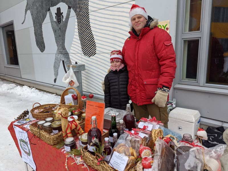 Sebastian och Tindra Nordström från Savijärvi gård har saft, sylt, bröd och skorpor på sitt bord.