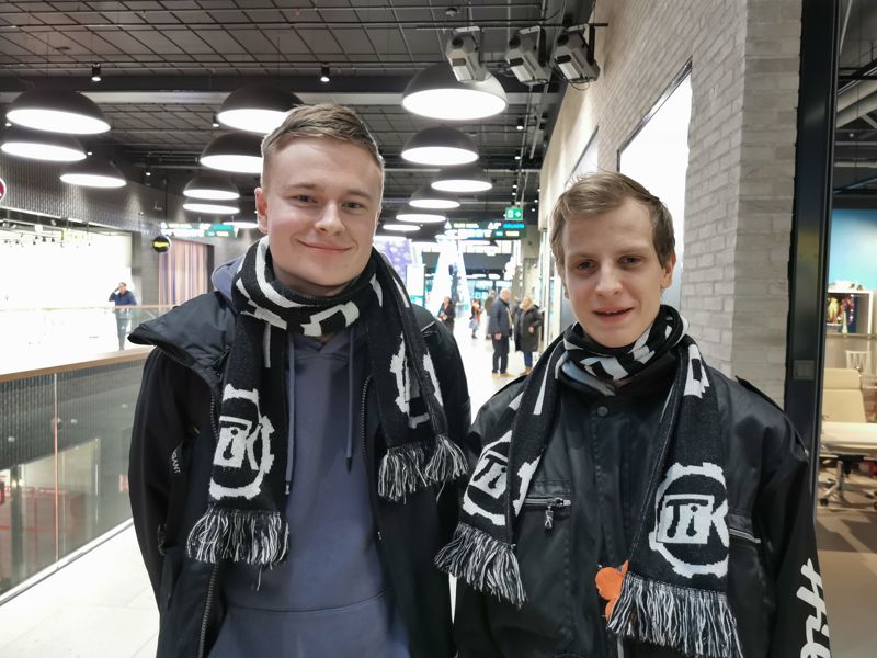Teknologerna Samuli Yli-Salomäki och Valtteri Aurela tog premiärturen strax i fem på lördagsmorgonen, åkte en knapp timme österut och sedan tillbaka till Esboändan av metrolinjen.