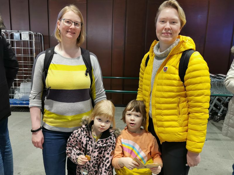 Malla Jääskeläinen med dottern Ella och Maria Walhstedt med Enni har kommit från Kaitans till Esboviken. Arbetsresorna riskerar bli längre konstaterar de vuxna, men ser ändå fördelar med metron. Under invigningsfestligheterna delas det ut både pepparkakor och godis och tårtköerna ringlar sig långa.