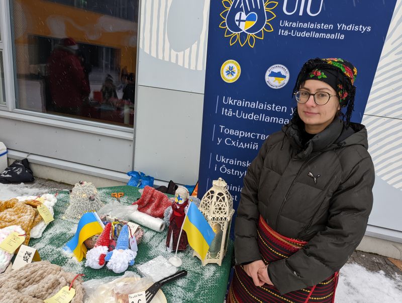 Victoria Berezhna representerar Ukrainska föreningen i Östnyland. På bordet sådant som ukrainska kvinnor har tillverkat.