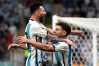 Julian Alvarez och Lionel Messi får spela vidare i VM efter seger mot Australien.