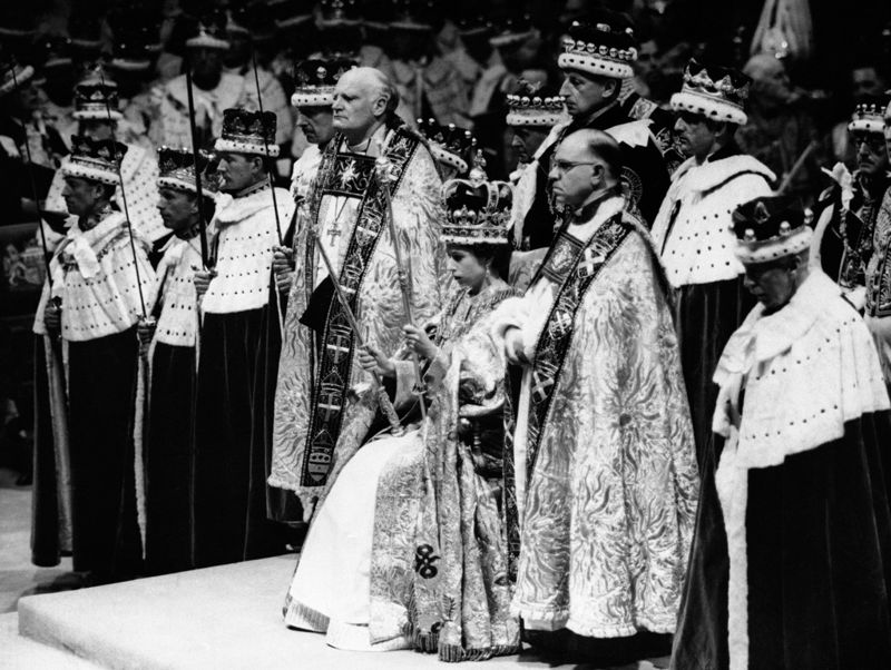 Drottning Elizabeth II bar Sankt Edvards krona i samband med kröningsceremonin den 2 juni 1953.