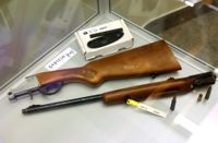 Bevismaterial i en monter inför rättegången kring terrordåden i Bryssel den 22 mars 2016.