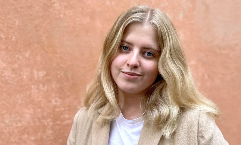 Dagen före balen fixar Cecilia Huhtala det sista med sin balklänning. – Det behövs ännu lite självhäftande fashion tejp för att få den att sitta bra, men annars är jag klar för fest, säger hon.