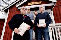 Den nyaste Tolkishistoriken, Arbetarbosättningen i Tolkis - Ett industrisamhälle i 150 år 1872-2022, är färdig och lanseras på lördag. Från vänster Leif Ekholm, Johnny Holmström, Anita Spring och Hans Högström är glada över att en till bit av Tolkishistoria nu dokumenterats.