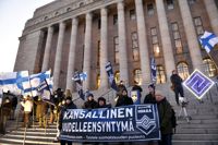 Förra årets Suomi herää-demonstration utanför Riksdagshuset. Retoriken kring nationell pånyttfödelse är ett klassiskt inslag i fascistiska ideologier. Det anmärkningsvärda är att Suomi herää delar andra element av sin problembeskrivning med antifascisterna som demonstrerar mot dem. 