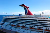 Carnival Valor är ett stort kryssningsfartyg. En man som föll överbord lyckades ändå överleva flera timmar i havet.