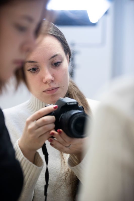 På måndagen gjorde Alla Tsymbalska ett yrkesprov som gick ut på att filma och klippa tre marknadsföringsvideor för Prakticum. Här filmar hon Wilma Björklund som studerar till visualist.