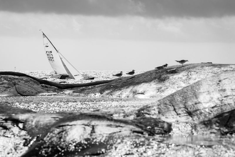 Motiven i skärgården rör på sig hela tiden. Den här segelbåten är fotad i Helsingfors 14.8.2021.