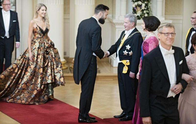 Fotbollsspelaren Tim Sparv och flickvännen Jitka Novackova, som bar en klänning med långt släp på balen 2019.