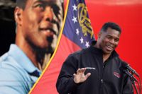 Herschel Walker har anklagats för att ha dubbla budskap. Å ena sidan motsätter han sig kvinnors rätt till abort, å andra sidan ska han själv ha betalat aborter för kvinnor som väntat hans barn.