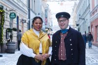 Fatim Diarra och Daniel Sazonov har på sig Helsinge folkdräkter som lånats från Dräktbyrån Brage. Föreningen Brage i Helsingfors grundades 1906 för att bevara och vårda den finlandssvenska folkkulturen, genom sång och dans, senare även dräkter. Brages dräktbyrå grundades 1907. Två år senare bildades en dräkt.  