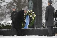 President Sauli Niinistö lade ned en blomsterkrans vid Hjältekorset på Sandudds begravningsplats i Helsingfors för att hedra de finländare som stupat i krig.