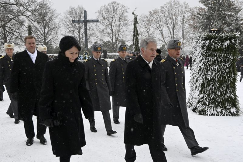President Sauli Niinistö och fru Jenni Haukio, som nyligen disputerade, lade ned kransar på hjältegravarna i Sandudd. De två följdes av försvarsminister Antti Kaikkonen (C), till vänster i bild.