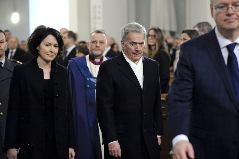 Presidentparet deltog i gudstjänsten i Domkyrkan tidigare under tisdagen. I bakgrunden syns Kuopios stifts biskop Jari Jolkkonen.