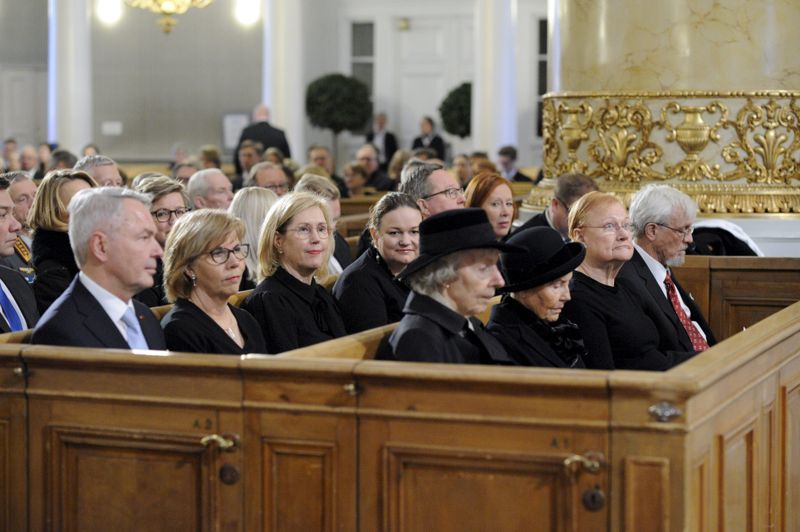 Framför raden av ministrar sitter presidentfruarna Tellervo Koivisto och Eeva Ahtisaari, president Tarja Halonen och hennes man Pentti Arajärvi.
