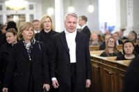 Justitieminister Anna-Maja Henriksson och hennes kollega utrikesminister Pekka Haavisto anländer till Helsingfors domkyrka.