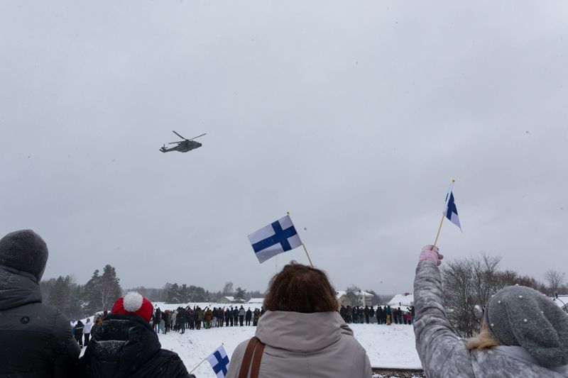 Här flyger NH90-helikoptrar över Fredrikshamns sportplan som en del av firandet.