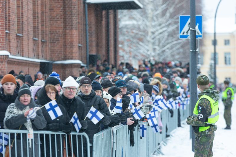 Många hade tagit sig till Fredrikshamn för att bevittna firandet med vajande Finlandsflaggor.