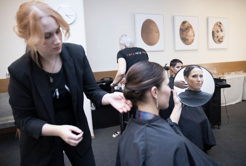 Malin Solstrand får en festlig frisyr av Tessa Mareen.