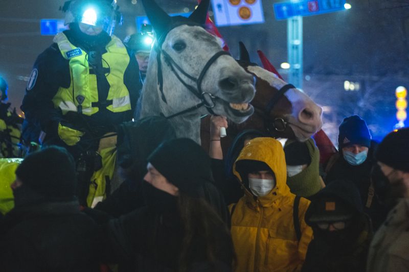 Demonstrationståget fick stanna temporärt när polisen motade bort motdemonstrationer från den yttersta vänsterkanten.