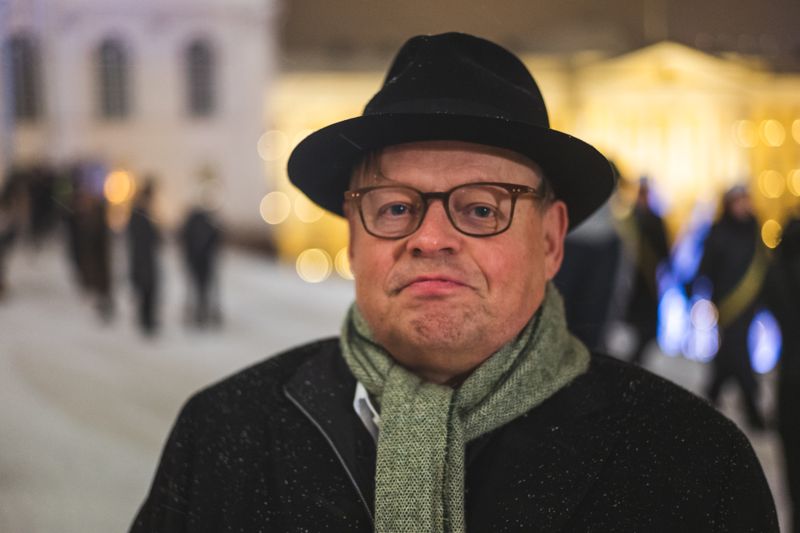 Helsingfors borgmästare Juhana Vartiainen talade kort för studenterna.
