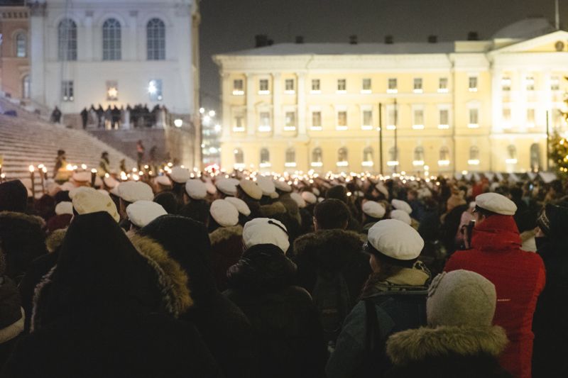 Stämningen på Senatstorget var god, där studeranden fick dela utrymmet med julmarknaden.