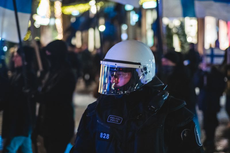 Många poliser var på plats när Suomi herää-demonstranterna gick längs Mannerheimvägen mot Riksdagshuset.