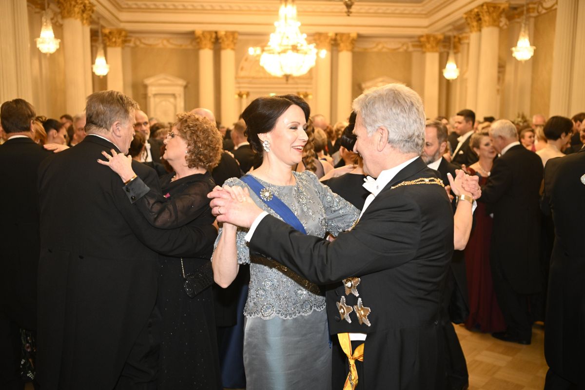 President Sauli Niinistö och fru Jenni Haukio på dansgolvet.