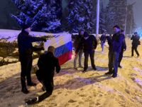 Högerextrema demonstranter brände Rysslands flagga vid Sandudds begravningsplats på självständighetsdagen.