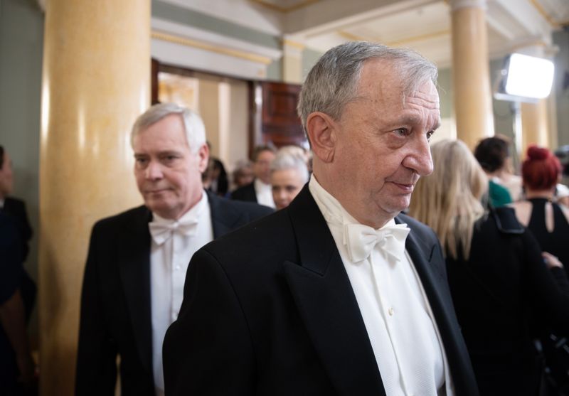 Harry "Hjallis" Harkimo konstaterar att festen är sig lik trots färre gäster. Själv har han ett tungt år bakom sig.